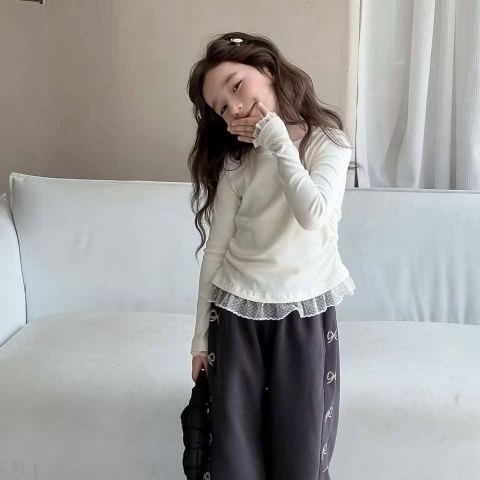 Áo trắng thun gân dài tay viền ren bé gái