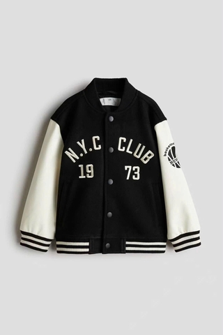 Áo khoác bomber N.Y.C CLUB 1973 H&M màu đen phối tay da trắng