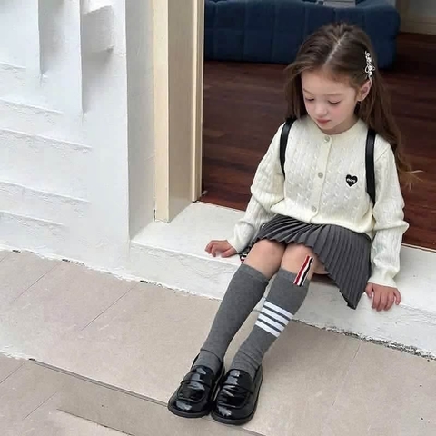 Áo len cardigan trái tim thêu chữ More nhiều màu cho bé gái