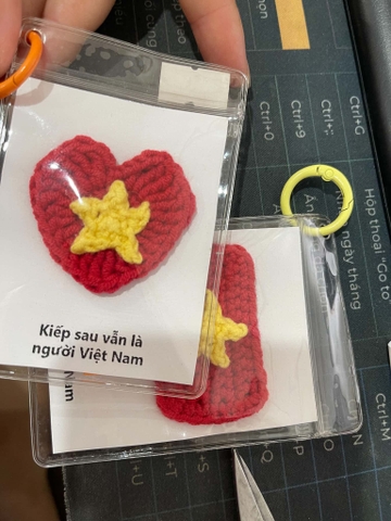 Móc khoá len trái tim đỏ sao vàng kèm bọc và lời nhắn