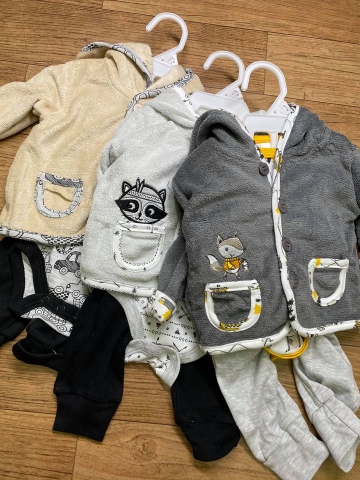 Set 3 món Little Beginnings dư nguyên móc gồm áo khoác lông, 1 body và  quần dài cotton bo gấu