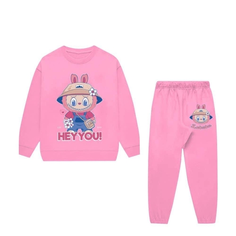 Bộ nỉ dài tay Labubu Hey You màu hồng quần bo chun