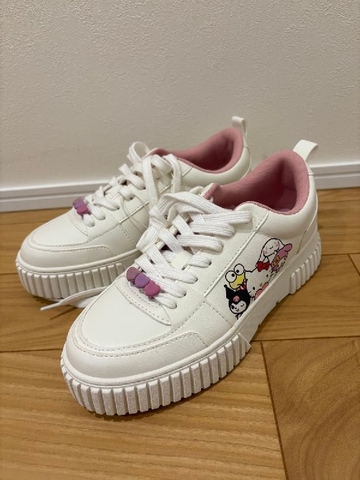 Giày sneaker ZARA Sanrio Hello Kitty trắng kèm charm trái tim
