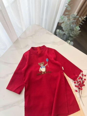 Áo dài bé trai linen thêu hình Chú gấu cầm bóng bay màu đỏ