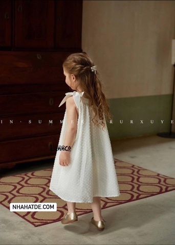 Váy cổ yếm nơ trắng đính hạt Lennco bé gái
