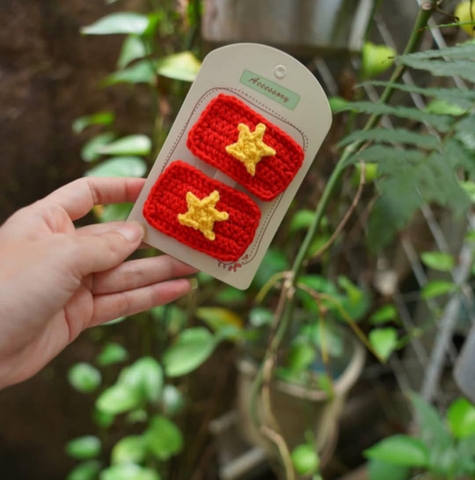 Kẹp tóc len móc Cờ đỏ sao vàng