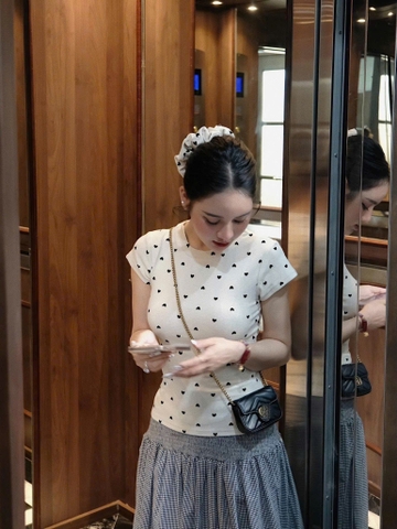 Áo cộc tay cổ tròn trắng chấm tim đen BYNO.Studio kèm chun scunchies
