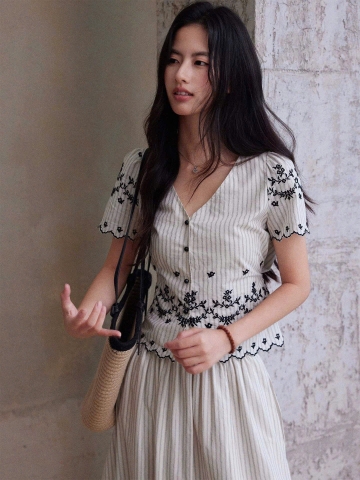 Bộ thô Na Na áo kẻ sọc trắng thêu hoa cổ V quần dài cho nữ