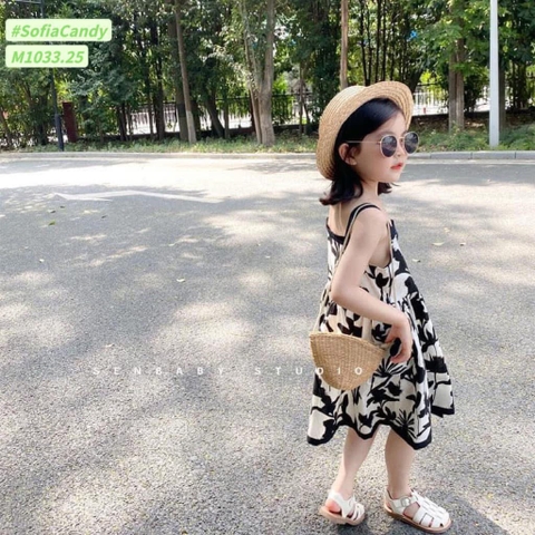 Váy Mia Kids chất thô cổ yếm họa tiết hoa đen nền trắng