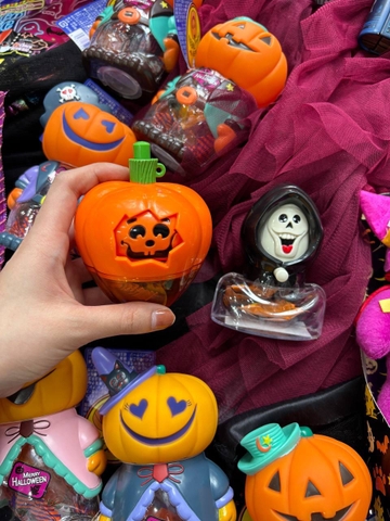 Bí ngô Halloween xoay mặt kèm kẹo