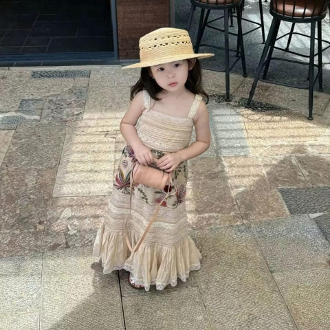 Váy maxi 2 dây hoạ tiết thêu hoa đỏ màu be