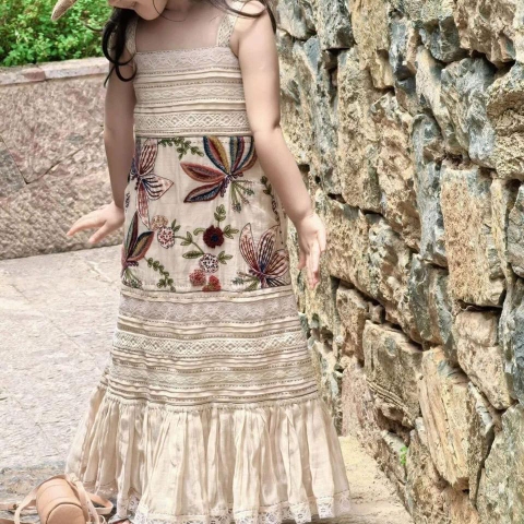 Váy maxi 2 dây hoạ tiết thêu hoa đỏ màu be