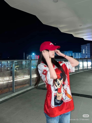 Áo thể thao cổ tim hình Hello Kitty và Mickey Mouse