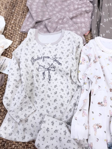 Bộ cotton dài tay be hoạ tiết hoa nhí Protect your Heart cổ gắn nơ bé gái
