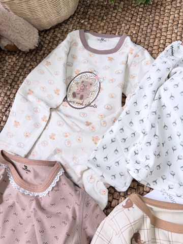 Bộ cotton dài tay Tobeja nâu be hoạ tiết gấu nơ Flowers and plants