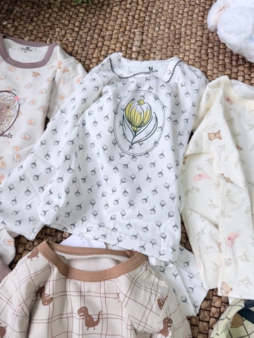 Bộ cotton dài tay Tobeja hoa tulip trắng xám cổ viền bèo bé gái