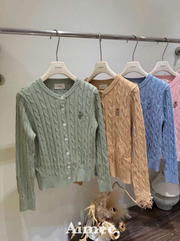 Áo cardigan len AIMÉE cổ tròn vặn thừng hoạ tiết gấu 5 màu