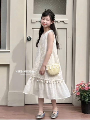 Váy maxi sát nách thêu hoa dây tua rua đính hạt kèm túi màu trắng