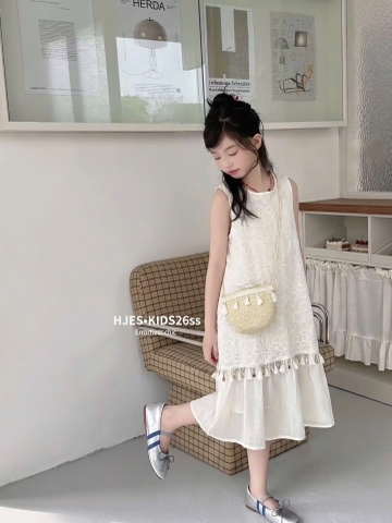 Váy maxi sát nách thêu hoa dây tua rua đính hạt kèm túi màu trắng