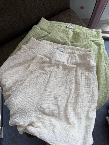 Quần sooc thô cho mẹ và bé lớn Gloria Jeans 2 màu trắng, xanh cốm