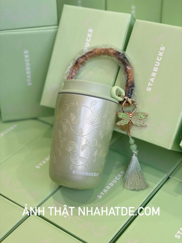 Cốc giữ nhiệt Starbucks 400ml màu xanh, quai cầm bằng tre, dây charm chuồn chuồn