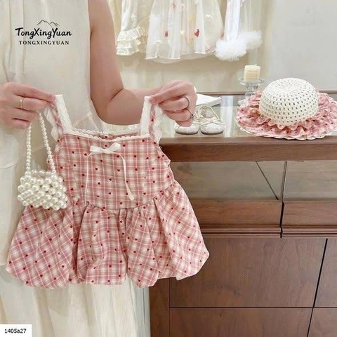 Váy hai dây caro đỏ viền ren kèm mũ cói