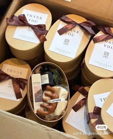 Set quà tặng thảo mộc gồm lược gỗ massage, mặt nạ mắt, kem dưỡng tay, tinh dầu thơm, xà phòng