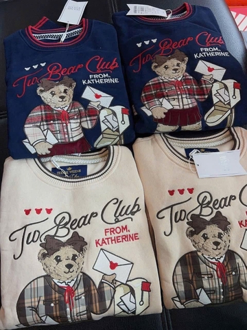 Áo nỉ Teenie Weenie Bear Club thêu gấu cầm phong thư màu BE