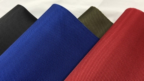 Áo Mưa Polyester và Nylon: Loại Nào Tốt Hơn Cho Chuyến Đi Của Bạn?