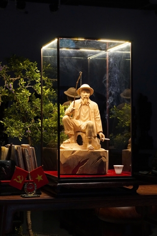 Tượng Bác Hồ ngồi câu cá