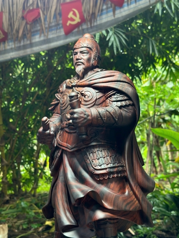 Tượng gỗ Hưng Đạo Vương Trần Quốc Tuấn