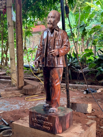 Tượng Bác Hồ Về Thăm Quê