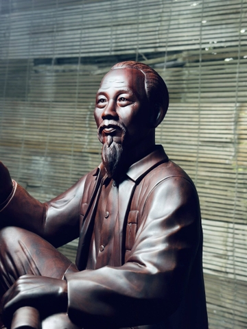 Tượng Bác ngồi phiến đá - Tử Đàn