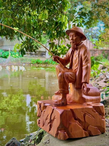 Tượng Bác Hồ ngồi câu cá