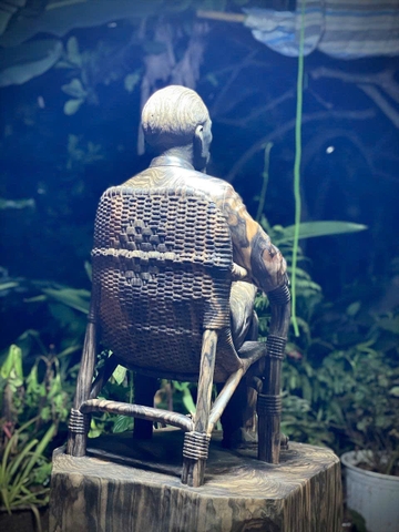 Tượng Bác Hồ ngồi ghế mây