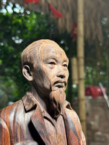 Tượng Bác Hồ Về Thăm Quê