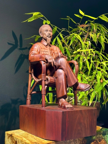 Tượng Bác Hồ ngồi ghế mây