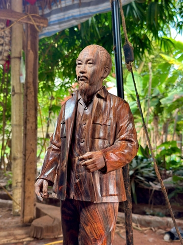 Tượng Bác Hồ Về Thăm Quê
