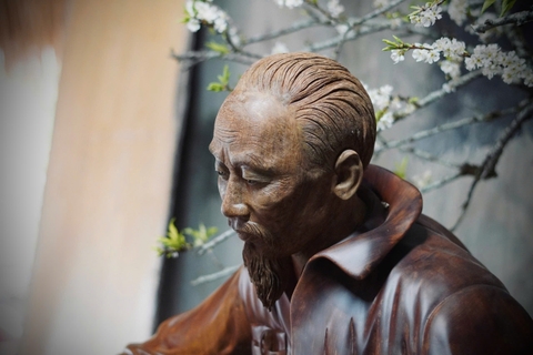 Tượng Bác Hồ ngồi đọc sách ở Pác-Bó