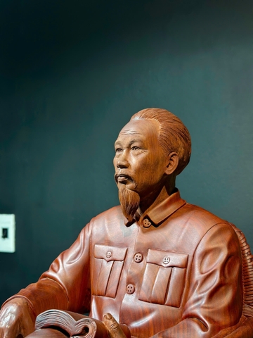 Tượng Bác Hồ ngồi ghế mây