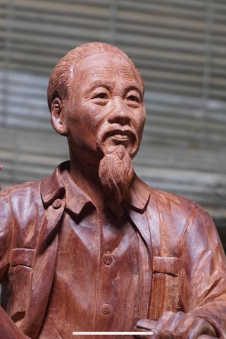 Tượng Bác Hồ ngồi Phiến Đá