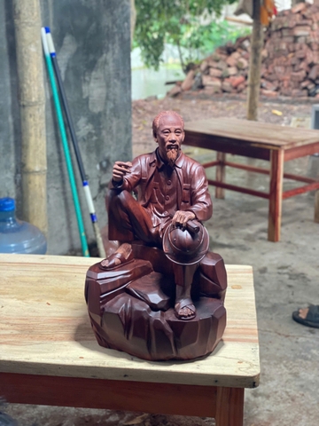 Tượng Bác Hồ Ngồi Ghế Đá