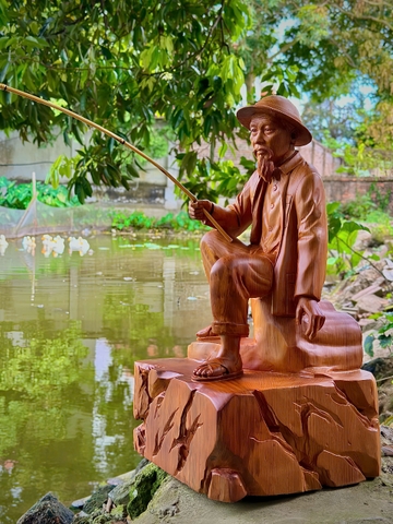 Tượng Bác Hồ ngồi câu cá
