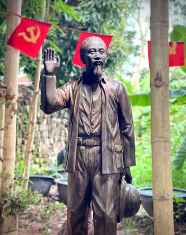 Tượng Bác Hồ vẫy tay chào đồng bào