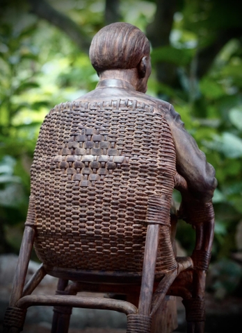 Tượng Bác Hồ ngồi ghế mây - Gỗ Trắc