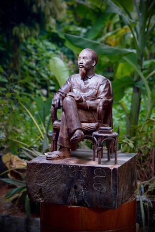 Tượng Bác Hồ ngồi ghế mây - Gỗ Trắc