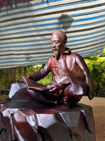 Tượng Bác Hồ ngồi đọc sách