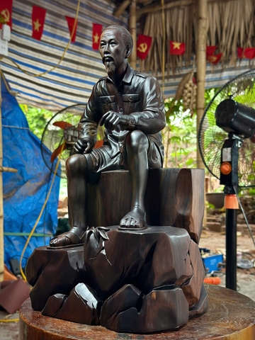 Tượng Bác Hồ tại mặt trận Đông Khê năm 1950