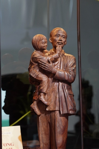 Tượng Bác Hồ & Thiếu Nhi