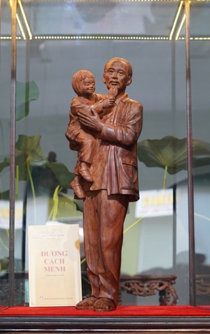 Tượng Bác Hồ & Thiếu Nhi